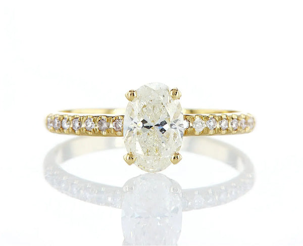 טבעת מעוצבת עוז Fermond Jewelery  טבעת משובצת ביהלום טבעי בליטוש אובל עם יהלומי צד עם יהלום טבעי גדול מרכזי ושורת יהלומים מצידיו מרשימה במיוחד, המכילה 24 יהלומים טבעיים במשקל של0.26 קראט. זהב צהוב. הטבעת הזו משלבת את היוקרה והברק של טבעת יהלומים עם האלגנטיות הנצחית, ומציעה יופי ואופנה שמתאימים לכל אירוע.