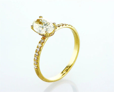 טבעת מעוצבת עוז Fermond Jewelery  טבעת משובצת ביהלום טבעי בליטוש אובל עם יהלומי צד עם יהלום טבעי גדול מרכזי ושורת יהלומים מצידיו מרשימה במיוחד, המכילה 24 יהלומים טבעיים במשקל של0.26 קראט. זהב צהוב. הטבעת הזו משלבת את היוקרה והברק של טבעת יהלומים עם האלגנטיות הנצחית, ומציעה יופי ואופנה שמתאימים לכל אירוע.