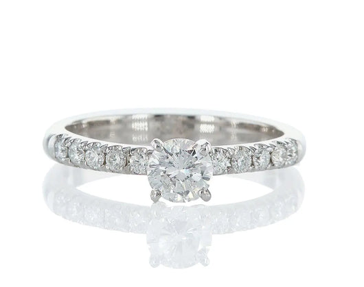 טבעת אירוסין סיוון Fermond Jewelery  טבעת  אירוסין בעלת פרופיל מעוגל עם יהלום טבעי גדול מרכזי ושורת יהלומים מצידיו מרשימה במיוחד, המכילה 10 יהלומים טבעיים במשקל של 0.93 קראט. זהב לבן. הטבעת הזו משלבת את היוקרה והברק של טבעת יהלומים עם האלגנטיות הנצחית, ומציעה יופי ואופנה שמתאימים לכל אירוע.