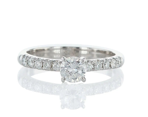 טבעת אירוסין סיוון Fermond Jewelery  טבעת  אירוסין בעלת פרופיל מעוגל עם יהלום טבעי גדול מרכזי ושורת יהלומים מצידיו מרשימה במיוחד, המכילה 10 יהלומים טבעיים במשקל של 0.93 קראט. זהב לבן. הטבעת הזו משלבת את היוקרה והברק של טבעת יהלומים עם האלגנטיות הנצחית, ומציעה יופי ואופנה שמתאימים לכל אירוע.