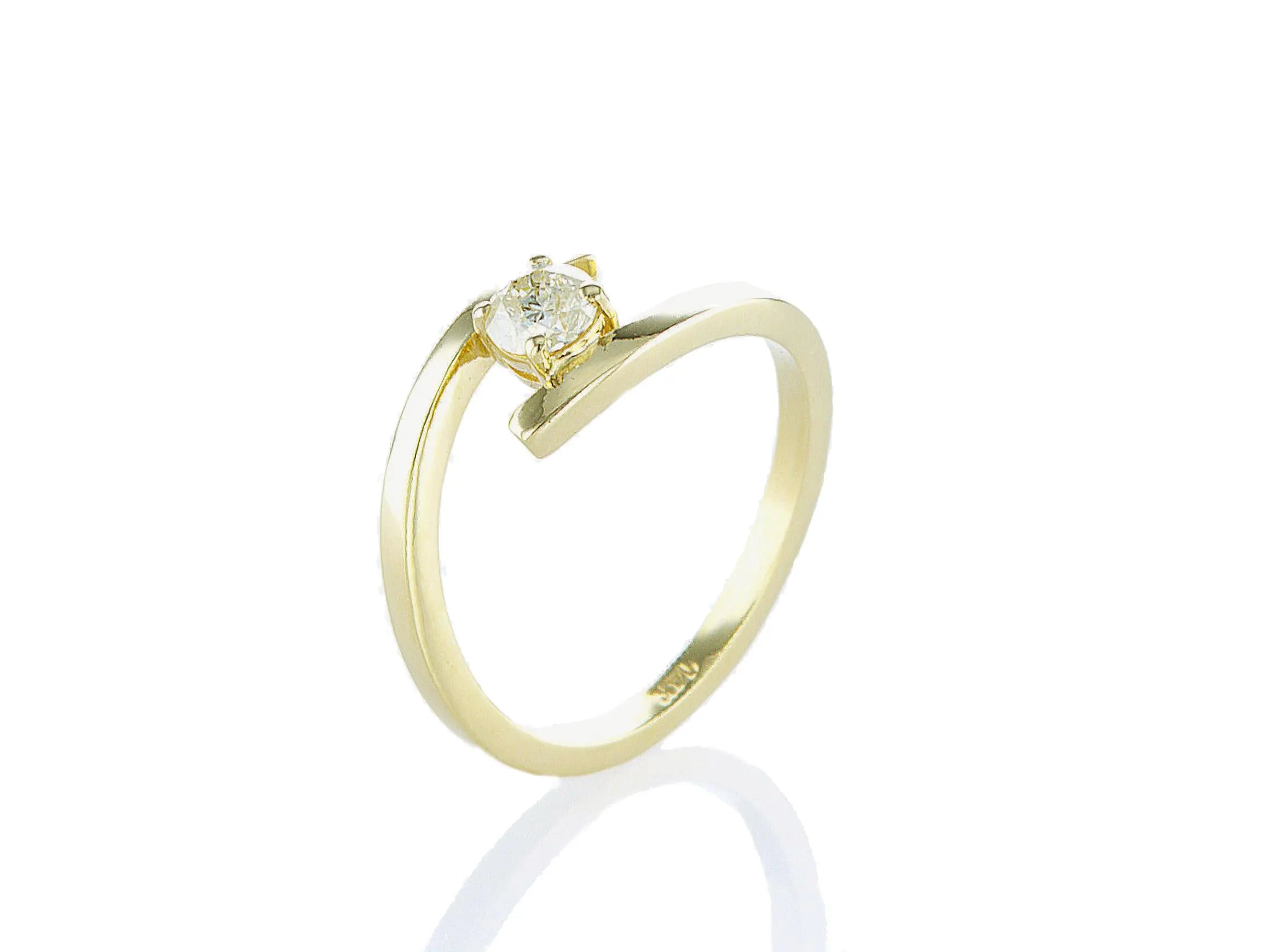 טבעת אירוסין דבש מרשימה, המכילה יהלום טבעי עגול מרכזי במשקל 0.26 קראט. הטבעת הזו מסמלת את השניים שהופכים לאחד, ומשלבת את היוקרה והברק של טבעת יהלומים עם האלגנטיות הנצחית, ומציעה יופי ואופנה שמתאימים לאירוע של פעם בחיים.