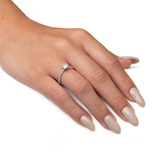 טבעת אירוסין סיוון Fermond Jewelery  טבעת  אירוסין בעלת פרופיל מעוגל עם יהלום טבעי גדול מרכזי ושורת יהלומים מצידיו מרשימה במיוחד, המכילה 10 יהלומים טבעיים במשקל של 0.93 קראט. זהב לבן. הטבעת הזו משלבת את היוקרה והברק של טבעת יהלומים עם האלגנטיות הנצחית, ומציעה יופי ואופנה שמתאימים לכל אירוע.