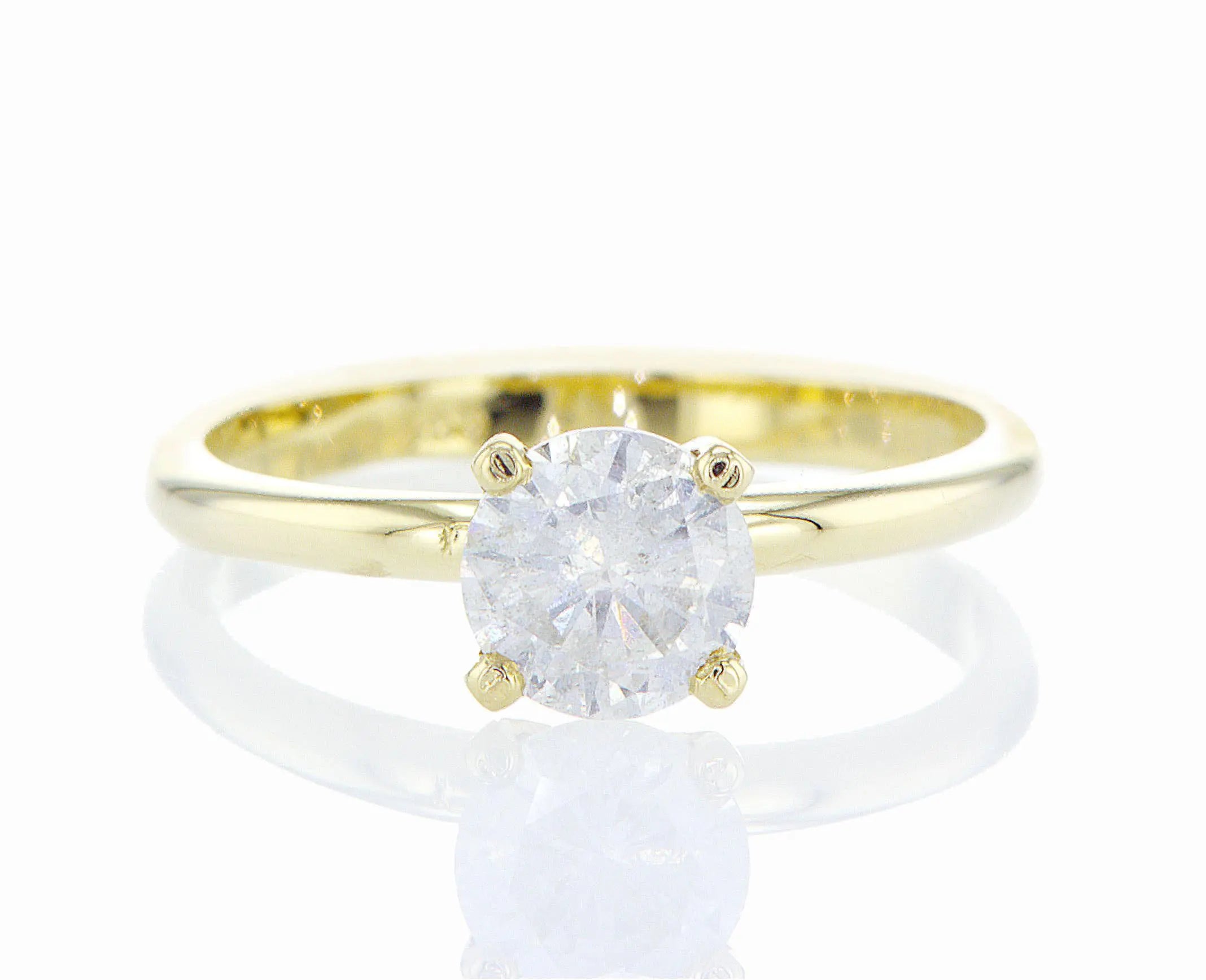 טבעת אירוסין ניצנה Fermond Jewelery טבעת אירוסין קלאסית משובצת ביהלום טבעי גדול, מרשימה, המכילה יהלומים טבעיים במשקל של 0.75 קראט כל אחד בזהב צהוב. הטבעת הזו משלבת את היוקרה והברק של טבעת יהלומים עם האלגנטיות הנצחית, ומציעה יופי ואופנה שמתאימים לכל אירוע.