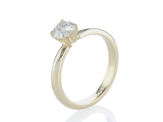 טבעת אירוסין ניצנה Fermond Jewelery  טבעת אירוסין קלאסית משובצת ביהלום טבעי גדול, מרשימה, המכילה יהלומים טבעיים במשקל של 0.75 קראט כל אחד בזהב צהוב. הטבעת הזו משלבת את היוקרה והברק של טבעת יהלומים עם האלגנטיות הנצחית, ומציעה יופי ואופנה שמתאימים לכל אירוע.