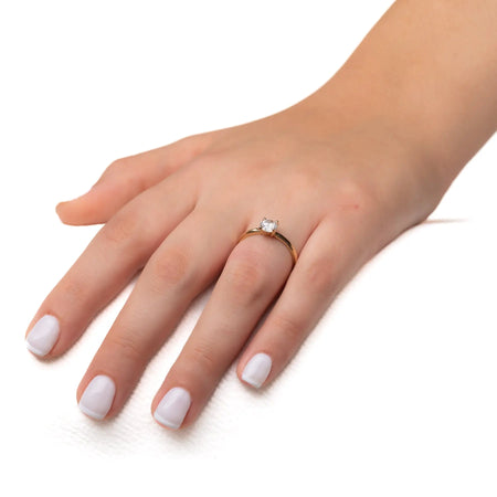 טבעת אירוסין ניצנה Fermond Jewelery  טבעת אירוסין קלאסית משובצת ביהלום טבעי גדול, מרשימה, המכילה יהלומים טבעיים במשקל של 0.75 קראט כל אחד בזהב צהוב. הטבעת הזו משלבת את היוקרה והברק של טבעת יהלומים עם האלגנטיות הנצחית, ומציעה יופי ואופנה שמתאימים לכל אירוע.