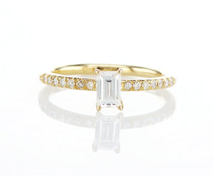 טבעת אירוסין אשד היא טבעת אירוסין עדינה ומרהיבה בחיתוך היהלום טבעי בליטוש איכותי, ויהלומי צד המוסיפים יופי וברק לטבעת. היהלום המרכזי בטבעת זו הוא יהלום טבעי מושבח!