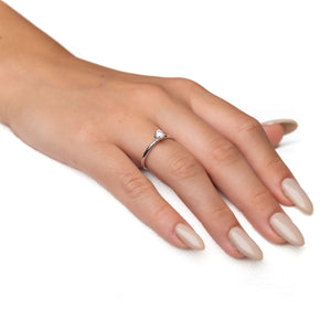 טבעת אירוסין בלה מרשימה מזהב לבן בסגנון מעוגל, מכילה יהלום טבעי עגול מרכזי במשקל 0.44 קראט. הטבעת הזו משלבת את היוקרה והברק של טבעת יהלומים עם האלגנטיות הנצחית, ומציעה יופי ואופנה שמתאימים לאירוע של פעם בחיים.