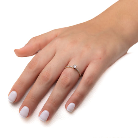 טבעת אירוסין אלישבע Fermond Jewelery <br>טבעת אירוסין אלישבע מרשימה, המכילה יהלום טבעי עגול מרכזי במשקל 0.4 קראט, ו-14 יהלומים טבעיים צדדיים במשקל 0.1 קראט. הטבעת הזו משלבת את היוקרה והברק של טבעת יהלומים עם האלגנטיות הנצחית, ומציעה יופי ואופנה שמתאימים לאירוע של פעם בחיים.<br>