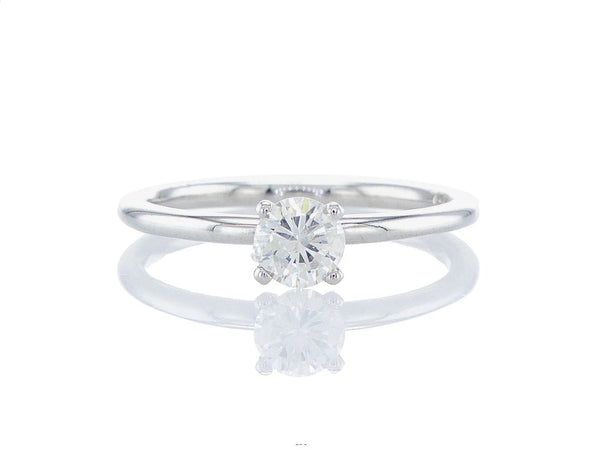טבעת אירוסין שעל Fermond Jewelery<p style="direction: rtl; text-align: right;">טבעת אירוסין מרהיבה בעיצוב עגול קלאסי, המשלבת יוקרה וזוהר בלתי נשכח. במרכז הטבעת יהלום טבעי מרשים, בחיתוך מדויק המבטיח מקסימום ברק וזוהר. יהלומים אלה נבחרים בקפידה רבה, והם מסמלים אהבה אמיתית ונצחית.</p> <p style="direction: rtl; text-align: right;">הטבעת עשויה מזהב לבן איכותי, מה שמעניק לה מראה מודרני ונקי. העיצוב העגול והמינימליסטי מבטיח שהיהלום המרכזי יקבל את כל התשומת לב, תוך שמירה על עדינות וסטייל נצחי.<br></p>
