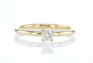 טבעת אירוסין אמונה עדינה מזהב צהוב 14 קראט, המכילה יהלום טבעי עגול מרכזי במשקל 0.3 קראט. הטבעת הזו משלבת את היוקרה והברק של טבעת יהלומים עם האלגנטיות הנצחית, ומסמלת זוגיות אין סופית שמתאימה לאירוע של פעם בחיים.
