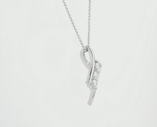 


תליון יוקרתי מזהב לבן 14 קראט, משובץ בשלושה יהלומים טבעיים נוצצים (0.18 קראט, צבע D-F, ניקיון SI). עיצוב אלגנטי וקלאסי המתאים לכל מראה – מושלם למתנה או להשלמת הלוק היומיומי.