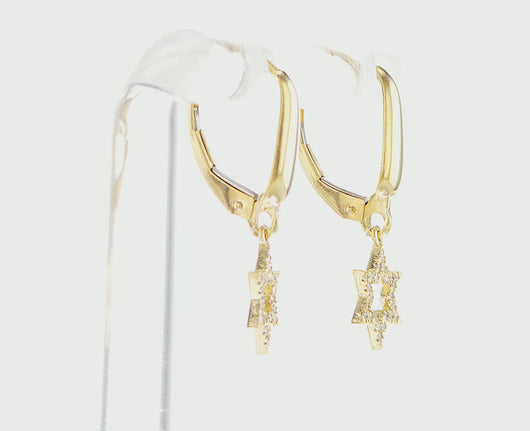 עגילי מגן דוד תלויים משובצים ביהלומים טבעיים, זהב צהוב 14 קראט, 48 יהלומים במשקל 0.12 קראט, צבע D–F וניקיון SI. עיצוב יוקרתי עם משמעות.