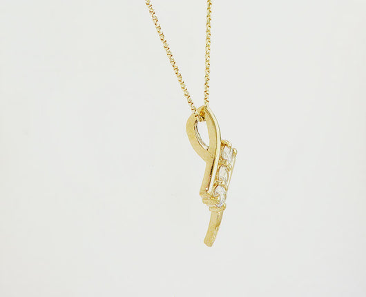 


תליון יוקרתי מזהב צהוב 14 קראט, משובץ בשלושה יהלומים טבעיים נוצצים (0.18 קראט, צבע D-F, ניקיון SI). עיצוב אלגנטי וקלאסי המתאים לכל מראה – מושלם למתנה או להשלמת הלוק היומיומי.