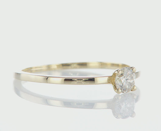 טבעת אירוסין זו היא יצירת אומנות עדינה, שנוצרה עם תשומת לב לכל הפרטים הקטנים. משובצת במרכזה יהלום טבעי שמניח עליה אור חי ובהיר. העיצוב הנקי והאלגנטי שלה משרה אווירה של רומנטיקה בלתי נשכחת.