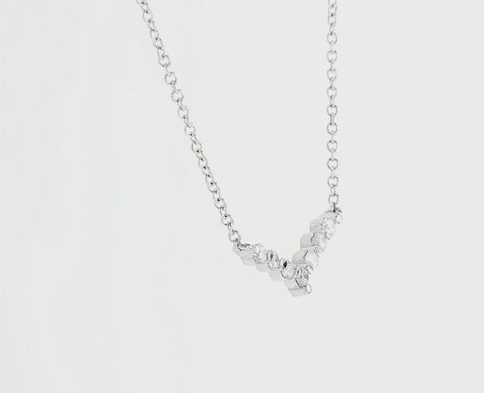 תליון יוקרתי ועדין מזהב לבן 14 קראט, משובץ בשורה אלכסונית של 7 יהלומים טבעיים נוצצים (0.14 קראט, צבע D-F, ניקיון SI). עיצוב אלגנטי ונשי, מושלם למראה יומיומי או לערב. ניתן להזמין בגדלים מותאמים אישית.