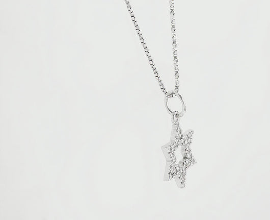 
תליון ציונות הוא תליון עדין ומלא משמעות מזהב לבן 14 קראט, משובץ ב-24 יהלומים טבעיים בצבע D-F ובניקיון SI, במשקל כולל של 0.06 קראט. עיצוב אלגנטי ומוקפד שמשלב יוקרה וניקיון, עם נוכחות זוהרת שמספרת סיפור של חיים, חיבור ואהבה. תכשיט מושלם למתנה מרגשת וסטייל ייחודי לכל אישה.