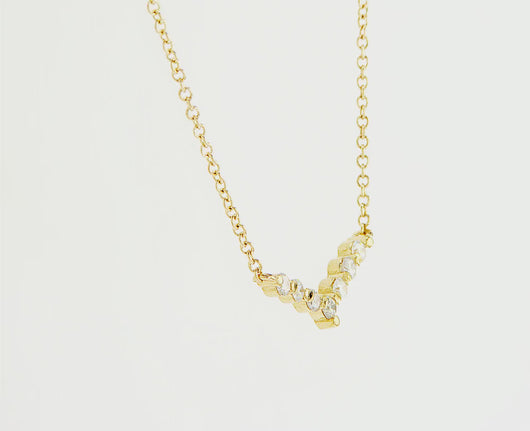 תליון יוקרתי ועדין מזהב צהוב 14 קראט, משובץ בשורה אלכסונית של 7 יהלומים טבעיים נוצצים (0.14 קראט, צבע D-F, ניקיון SI). עיצוב אלגנטי ונשי, מושלם למראה יומיומי או לערב. ניתן להזמין בגדלים מותאמים אישית.
