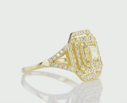 
טבעת זהב צהוב 14 קראט בעיצוב ריבועי מרשים, משובצת יהלום טבעי פרינסס 0.87 קראט ומוקפת 89 יהלומים נוצצים. סה״כ 1.62 קראט, צבע D–F וניקיון SI – בחירה יוקרתית לרגעים שלא שוכחים.