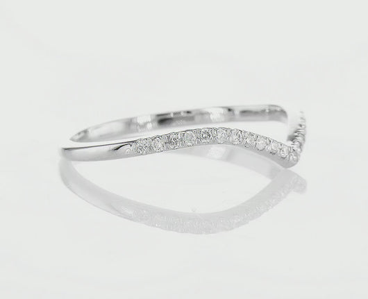 טבעת בעיצוב V עדין, עשויה זהב לבן 14 קראט, המשובצת ב־23 יהלומים טבעיים מנצנצים בצבע D–F וניקיון מסחרי SI. עיצובה הייחודי בצורת V מעניק לה מראה מודרני אך קלאסי, כזה שמלטף את האצבע באלגנטיות ובתחושת תנועה. משקל הזהב של 1.36 גרם משתלב בהרמוניה עם 0.14 קראט של יהלומים, המקנים לטבעת ברק עדין ונוכחות יוקרתית. זוהי טבעת מושלמת לשילוב עם טבעות נוספות או כפריט בודד שמספר סיפור של טעם, ניקיון ואופי.