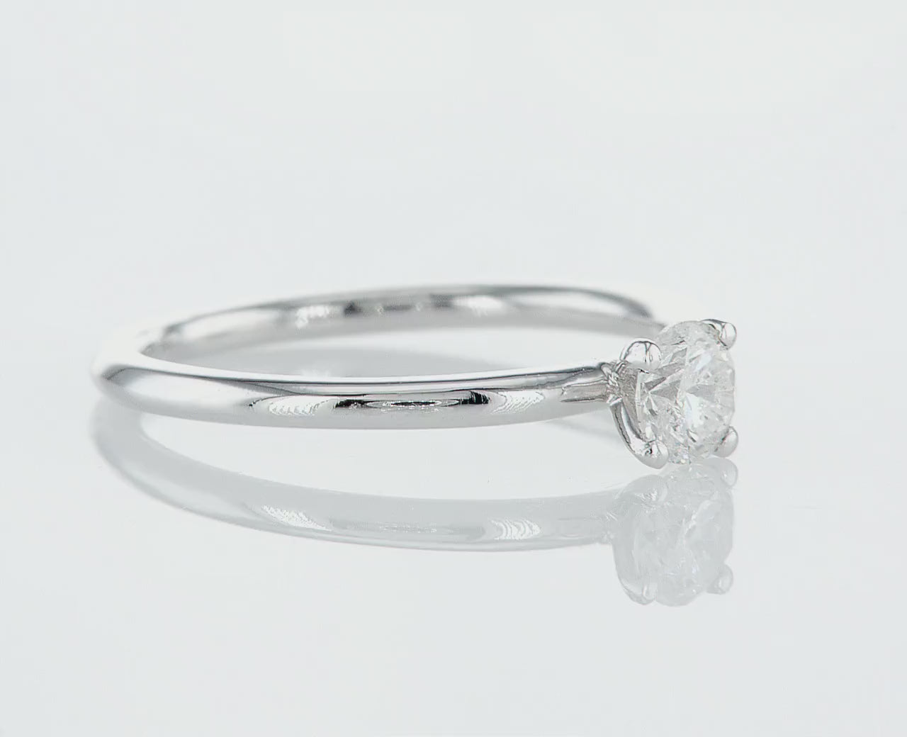 טבעת אירוסין בלה מרשימה מזהב לבן בסגנון מעוגל, מכילה יהלום טבעי עגול מרכזי במשקל 0.44 קראט. הטבעת הזו משלבת את היוקרה והברק של טבעת יהלומים עם האלגנטיות הנצחית, ומציעה יופי ואופנה שמתאימים לאירוע של פעם בחיים.