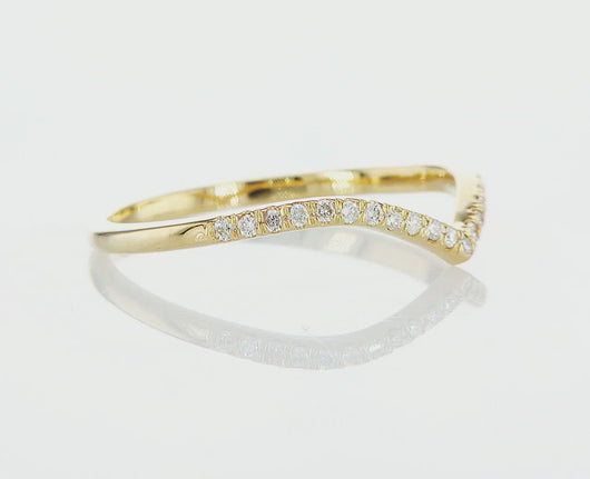 טבעת בעיצוב V עדין, עשויה זהב צהוב 14 קראט, המשובצת ב־23 יהלומים טבעיים מנצנצים בצבע D–F וניקיון מסחרי SI. עיצובה הייחודי בצורת V מעניק לה מראה מודרני אך קלאסי, כזה שמלטף את האצבע באלגנטיות ובתחושת תנועה. משקל הזהב של 1.36 גרם משתלב בהרמוניה עם 0.14 קראט של יהלומים, המקנים לטבעת ברק עדין ונוכחות יוקרתית. זוהי טבעת מושלמת לשילוב עם טבעות נוספות או כפריט בודד שמספר סיפור של טעם, ניקיון ואופי.