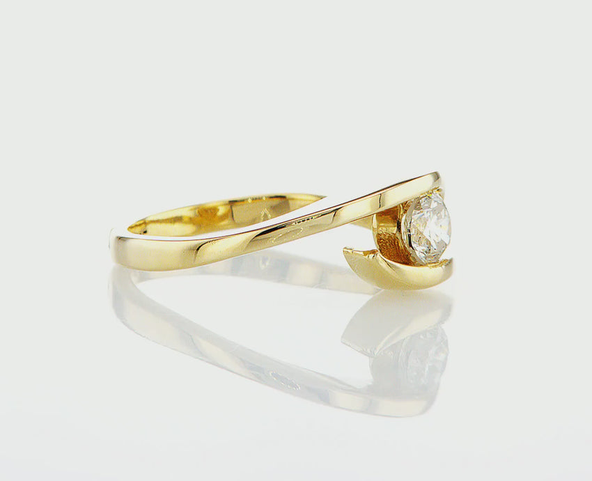 טבעת אירוסין שיטה עדינה מזהב לבן 14 קראט, המכילה יהלום טבעי עגול מרכזי במשקל 0.42 קראט. הטבעת הזו משלבת את היוקרה והברק של טבעת יהלומים עם האלגנטיות הנצחית, ומסמלת זוגיות אין סופית שמתאימה לאירוע של פעם בחיים.