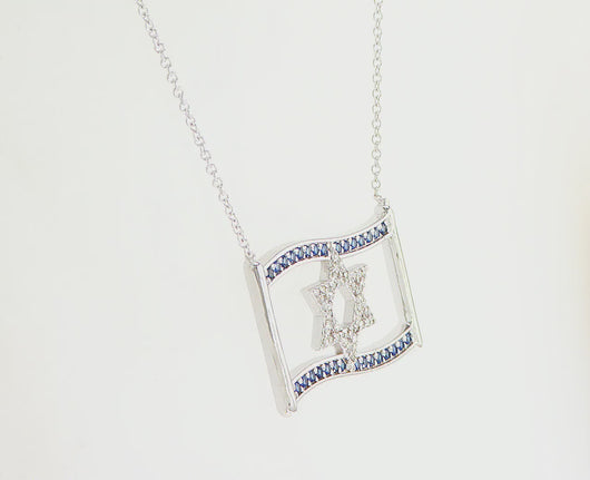 
תליון דגל ישראל הוא תליון יוקרתי ובעל משמעות עמוקה מזהב לבן 14 קראט, משובץ באבן ספיר מרכזית עגולה וב־48 יהלומים טבעיים בצבע D-F ובניקיון SI, במשקל כולל של 0.41 קראט. שילוב מרשים של יוקרה, זהות וגאווה ישראלית, בעיצוב אלגנטי ונוכח שמספר סיפור של חיבור, ערכים ועוצמה. תכשיט ייחודי ומרגש, למתנה בעלת ערך רגשי וסטייל על-זמני.