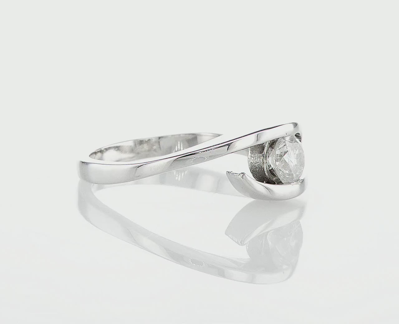 טבעת אירוסין שיטה עדינה מזהב לבן 14 קראט, המכילה יהלום טבעי עגול מרכזי במשקל 0.42 קראט. הטבעת הזו משלבת את היוקרה והברק של טבעת יהלומים עם האלגנטיות הנצחית, ומסמלת זוגיות אין סופית שמתאימה לאירוע של פעם בחיים.