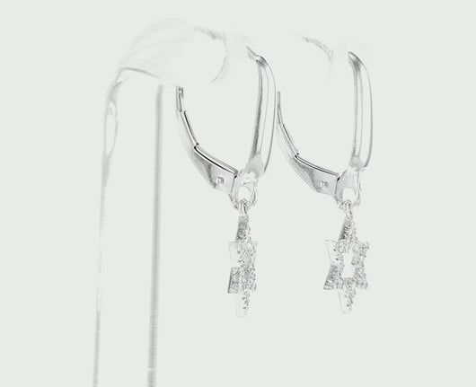 עגילי מגן דוד תלויים משובצים ביהלומים טבעיים, זהב לבן 14 קראט, 48 יהלומים במשקל 0.12 קראט, צבע D–F וניקיון SI. עיצוב יוקרתי עם משמעות.