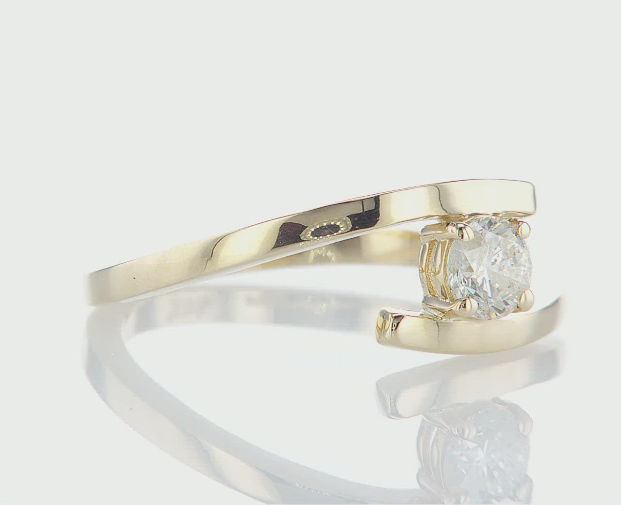 טבעת אירוסין דבש מרשימה, המכילה יהלום טבעי עגול מרכזי במשקל 0.26 קראט. הטבעת הזו מסמלת את השניים שהופכים לאחד, ומשלבת את היוקרה והברק של טבעת יהלומים עם האלגנטיות הנצחית, ומציעה יופי ואופנה שמתאימים לאירוע של פעם בחיים.