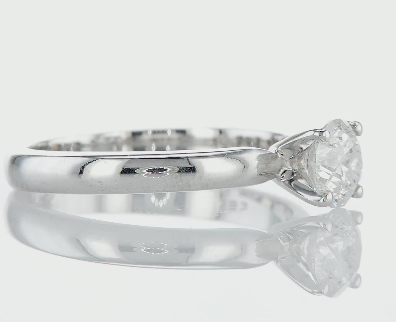  טבעת אירוסין טבעת עם יהלום טבעי  גדול, זו היא יצירת אומנות עדינה, שנוצרה עם תשומת לב לכל הפרטים הקטנים. משובצת במרכזה יהלום טבעי שמניח עליה אור חי ובהיר. העיצוב הנקי והאלגנטי שלה משרה אווירה של רומנטיקה בלתי נשכחת. טבעת יפה העלות מול התמורה יוצרת סינרגיה מושלמת למתנה מושלמת