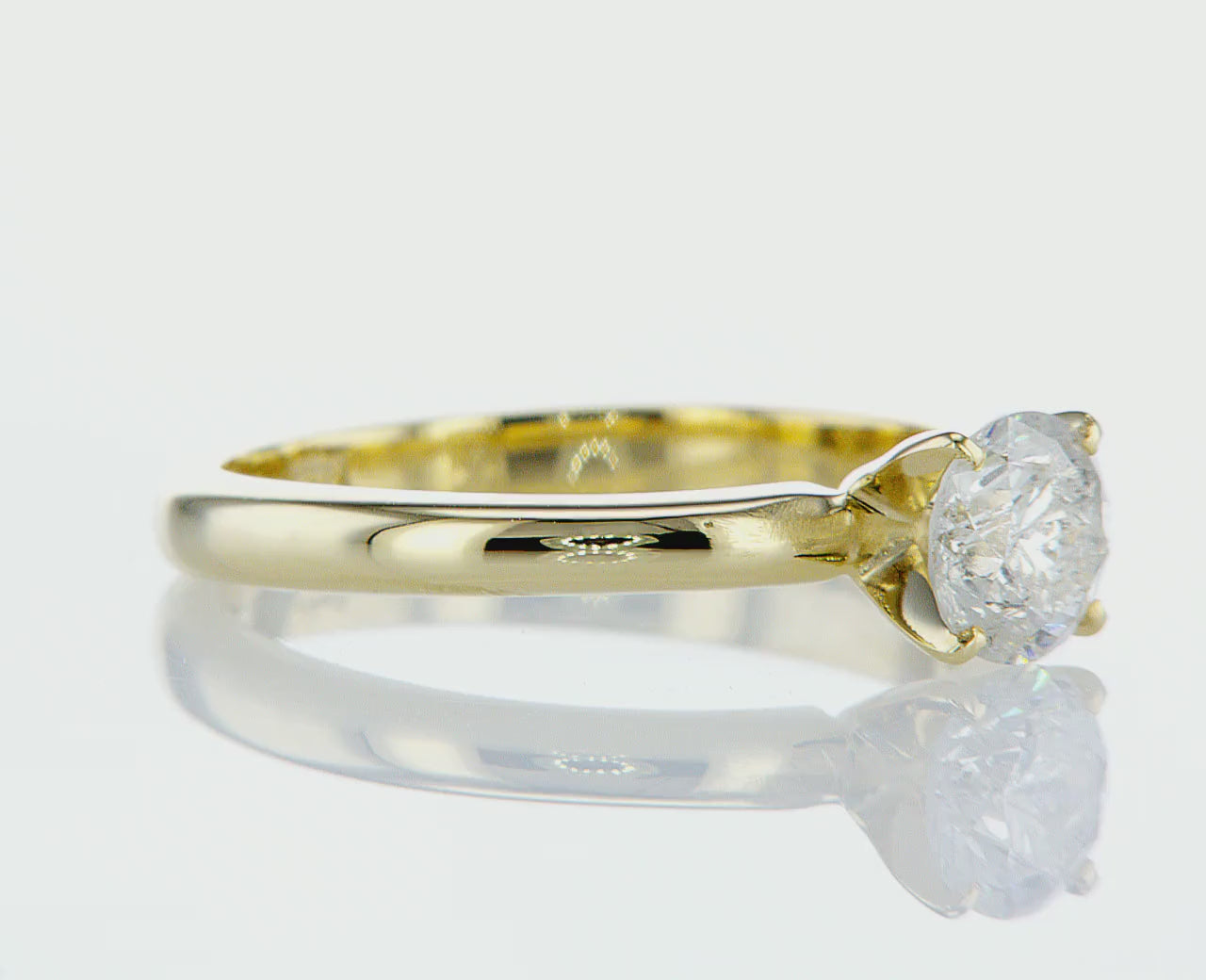 טבעת אירוסין דרור היא טבעת קלאסית משובצת ביהלום טבעי גדול במשקל 0.5 קראט, מזהב צהוב. הטבעת הזו משלבת את היוקרה והברק של טבעת יהלומים עם האלגנטיות הנצחית, ומציעה יופי ואופנה שמתאימים לאירוע של פעם בחיים.